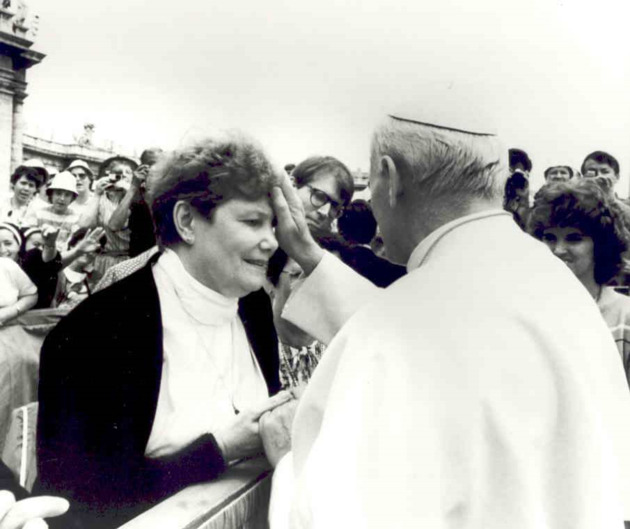 Sister Jeanne O'Laughlin, O.P., receives a blessing from Pope John Paul II