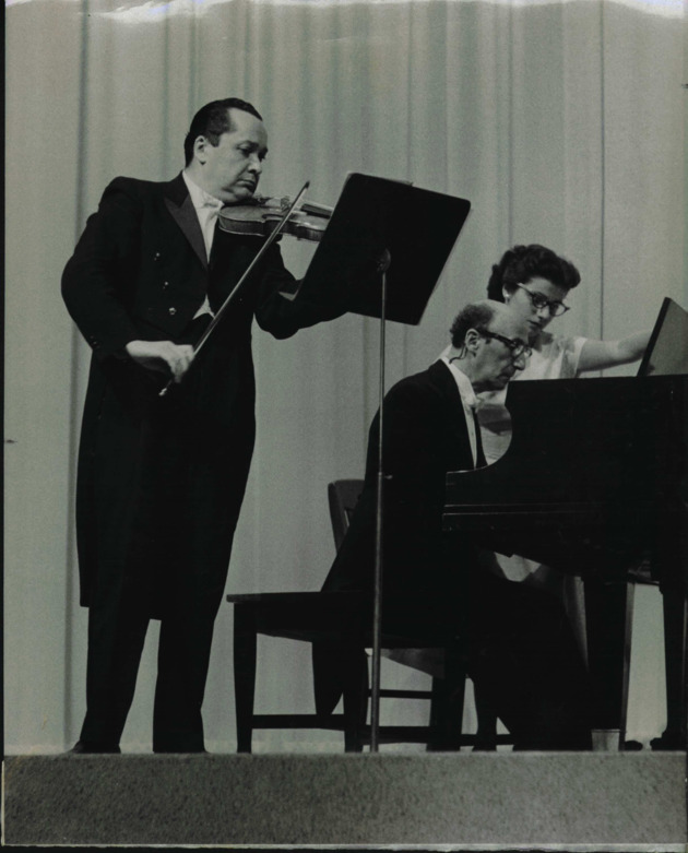 Violinist Giorgio Ciompi and pianist Arthur Loesser performing on stage
