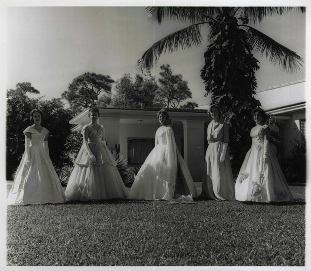 Campus Queen 1960-1961, Sandra Hovey with her court