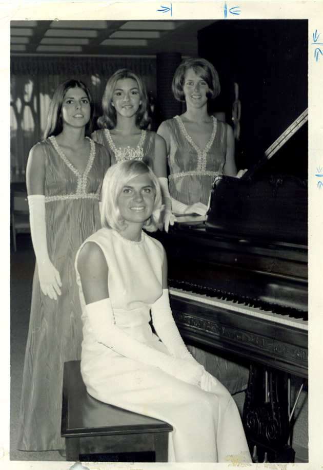 Campus Queen 1970-1971, Suzanne Riehl with her court