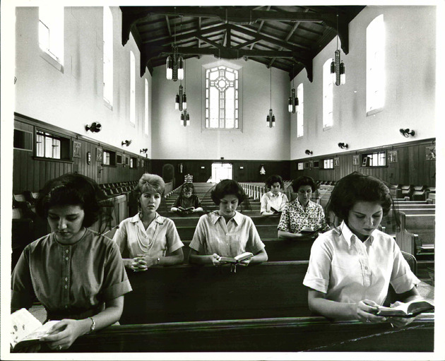Students praying in Cor Jesu Chapel